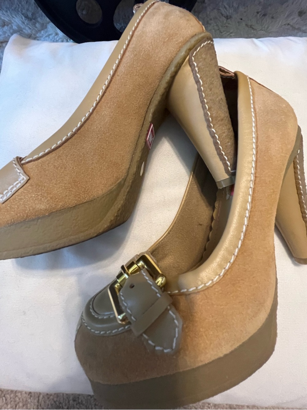 Betsey Johnson XOX Betseyuille Leather & Suede Platform Pumps with Gold Buckl - Picture 2 of 11